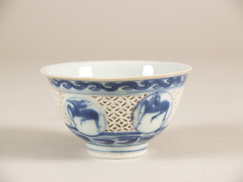 Kom met decor van herten in medaillons en linglong wand
