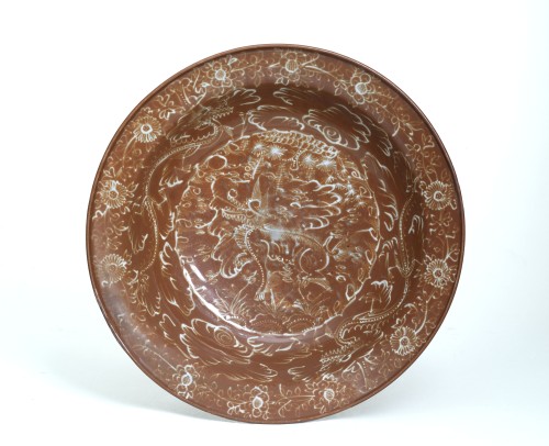 Schotel met decor van qilin te midden van planten geschilderd in slib, monochroom bruin glazuur, Swatow