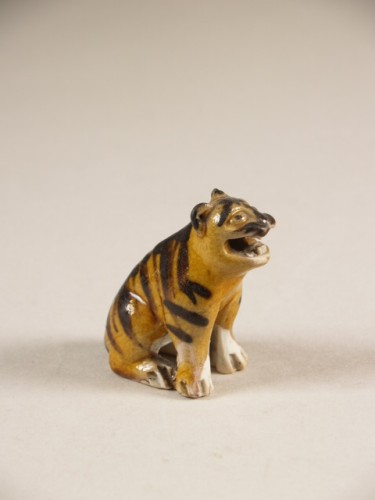 Tijger met geopende muil, zittend
