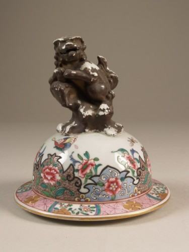 Deksel met knop in vorm van leeuw met decor van bloemen, famille rose
