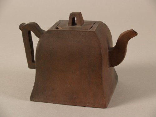 Theepot, klokvormig, met cartouches waarin karakters