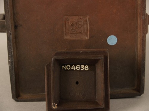 Theepot, klokvormig, met cartouches waarin karakters