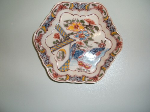 Zeskantige schaal met chinoiserie decor