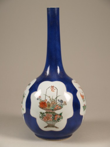 Flesvaas met decor van cartouches waarin symbolen op een powderblue ondergrond, famille verte