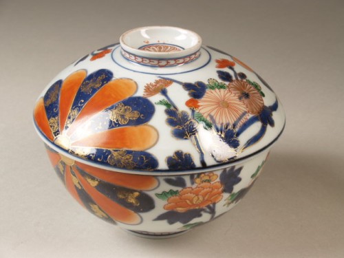 Kom met deksel en decor van rozetten en chrysanten, imari