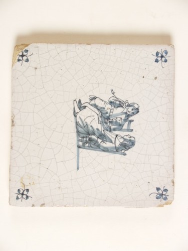 Tegel met blauwwit decor van een galante scène