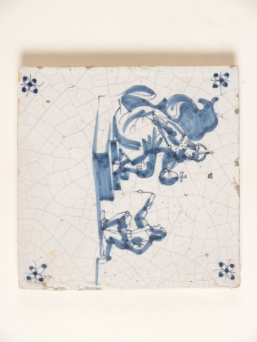 Tegel met blauwwit decor van een keizer op een kroon die een brief krijgt aangeboden