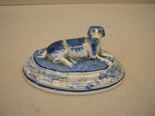 Hond op voetstukje