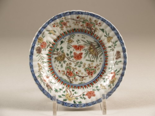 Schotel met geschulpte, golvende wand met decor van bloemen