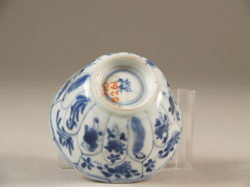 Kop met decor van lange lijzen, jongetjes en bloemranken