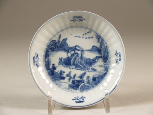 Schotel met geribbelde wand met decor in onderglazuurblauw met decor van rivierlandschap op het plat