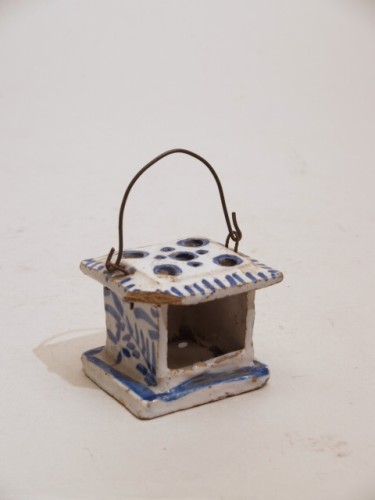 Stoof in miniatuurformaat met decor van blauwwitte ornamenten