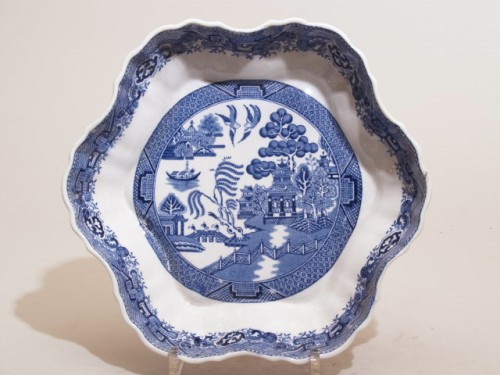 Bak met blauw decor van een chinoiserie landschap