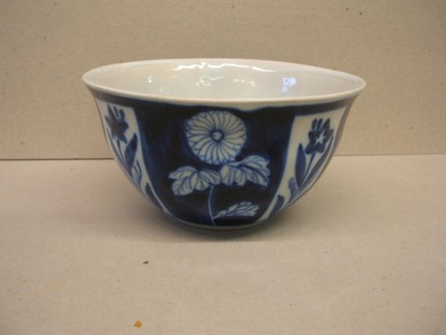 Kom met floraal-ornamentaal decor