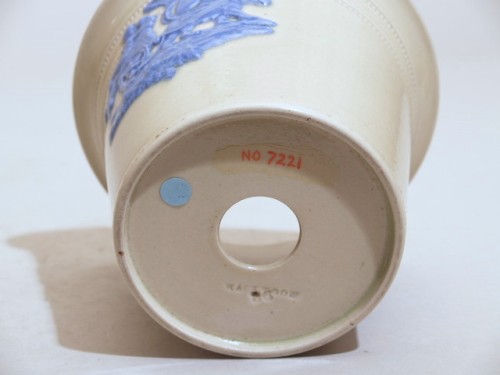 Bloempot met appliques van spelende putti