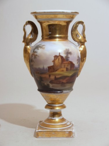 Vaas met decor van polychroom landschap in goud