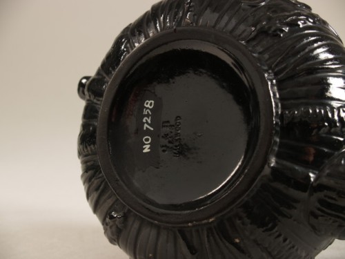 Theepot, zwart, met reliëfdecor met witte appliques