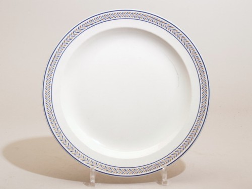 Bord met randdecor van bladornament in blauw en goud