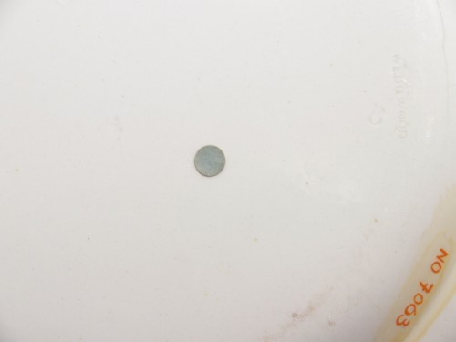 Bord met randdecor van bladornament in blauw en goud