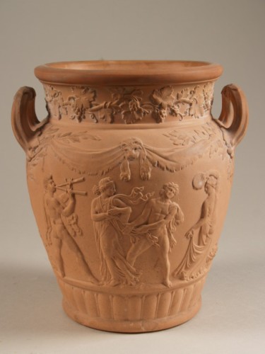 Tuinvaas, terracotta, met klassieke scène in reliëf