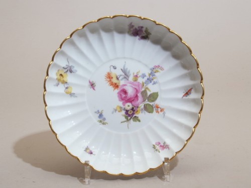 Bord met polychroom bloemdecor