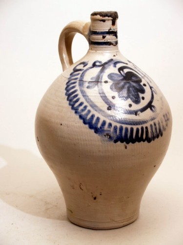 Kruik met decor van blauw gestileerd bloemornament