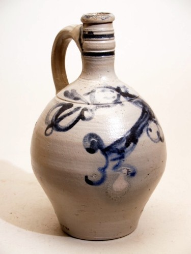 Kruik met decor van blauw gestileerd ornament