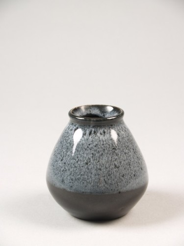 Vaas met zwart glazuur en aan bovenzijde lichtgrijs loopglazuur