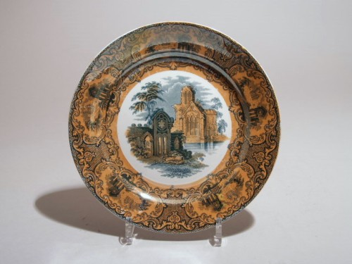 Bord met groen en oranje decor van landschap met kloosterruïne, decor Abbey