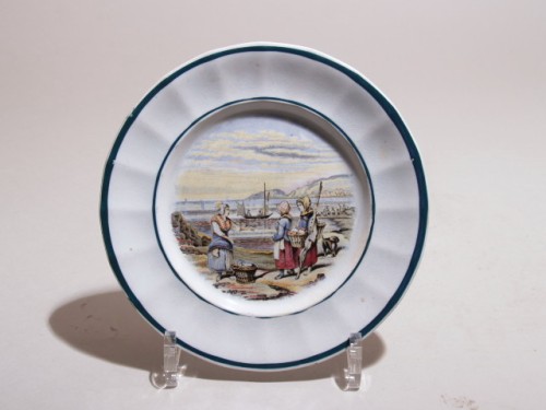 Bord met polychroom decor van Zeeuws kustlandschap met vissersvrouwen, decor Zeeland
