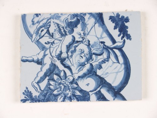 Tegelpilaster, incompleet, met een blauw decor op een blauw fond