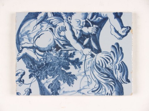 Tegelpilaster, incompleet, met een blauw decor op een blauw fond