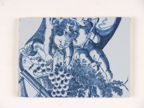 Tegel, onderdeel van tegelpilaster, incompleet, met een blauw decor op een blauw fond