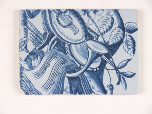 Tegel, onderdeel van tegelpilaster, incompleet, met een blauw decor op een blauw fond