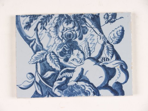 Tegel, onderdeel van tegelpilaster, incompleet, met een blauw decor op een blauw fond