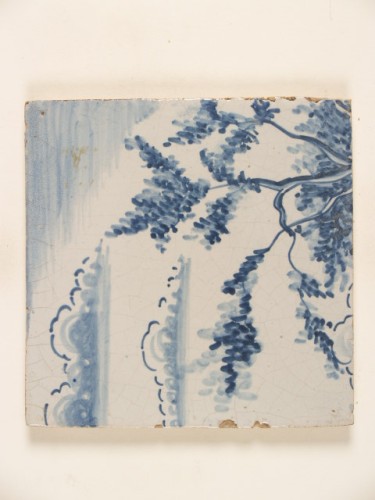 Tableautegel, onderdeel van tegeltableau met een blauwwit decor van een hond in een landschap