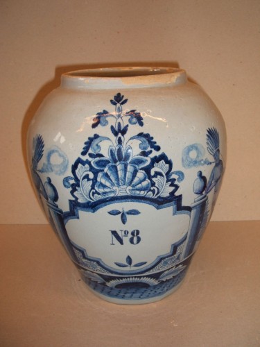 Snuifpot met schild en Indianen