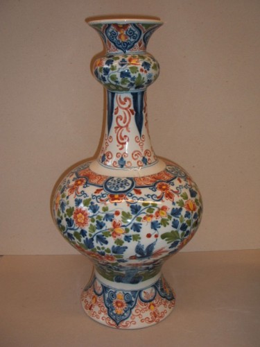 Fles met ornamentaal-floraal decor