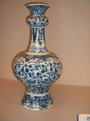 Fles met ornamentaal-floraal decor