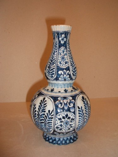 Fles met ornamentaal-floraal decor