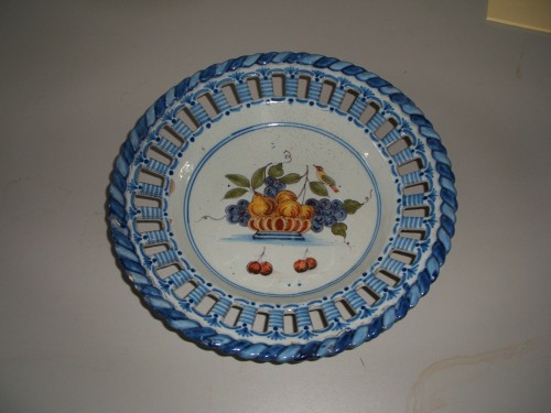 Bordje, ajour met polychrome vruchtenmand