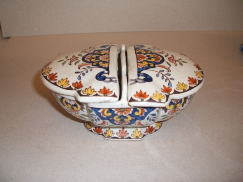 Bakje met polychroom ornamentaal decor