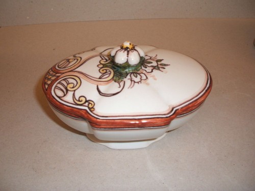 Bakje met polychroom ornamentaal decor