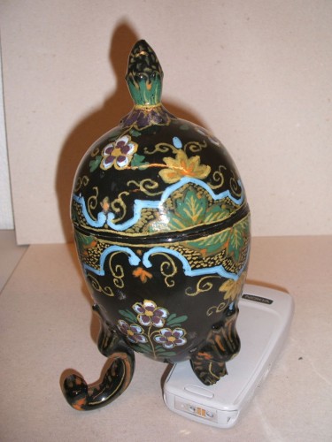 Eivormige doos met polychroom ornamentaal decor