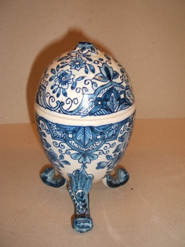 Eivormige doos met ornamentaal decor