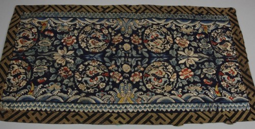 Geborduurde doek met decor van medaillons en bloemmotieven