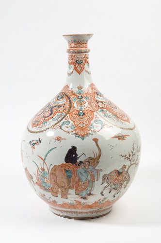 Fles met decor van initialen BSW, polychroom opgemoffeld met chinoiserie landschap, Amsterdams bont