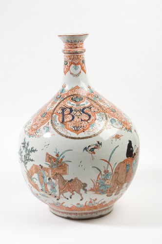 Fles met decor van initialen BSW, polychroom opgemoffeld met chinoiserie landschap, Amsterdams bont