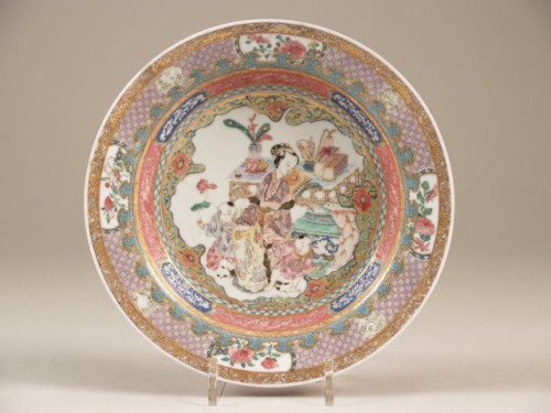 Bord met verfijnd decor van dame met 2 jongetjes te midden van de Honderd Oudheden, famille rose