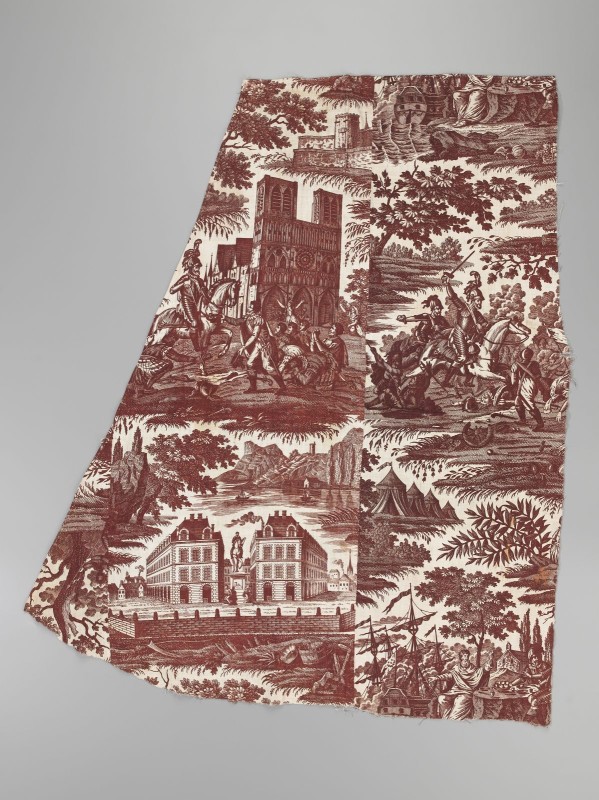 Grote lap katoen, bedrukt in bruinrood met voorstellingen, van een slag, kasteel, kerk enz., hoort bij kleine lap